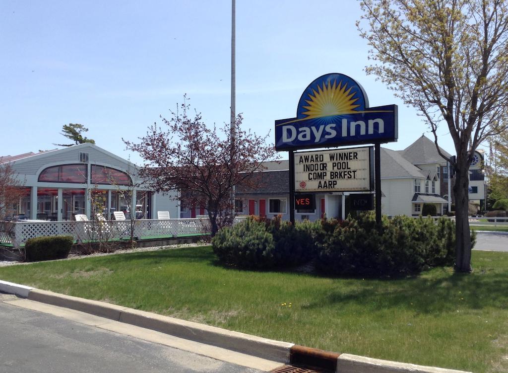 Days Inn By Wyndham Mackinaw City - Lakeview Exterior photo
