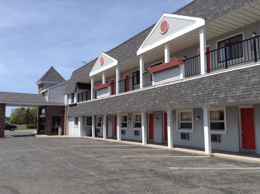 Days Inn By Wyndham Mackinaw City - Lakeview Exterior photo
