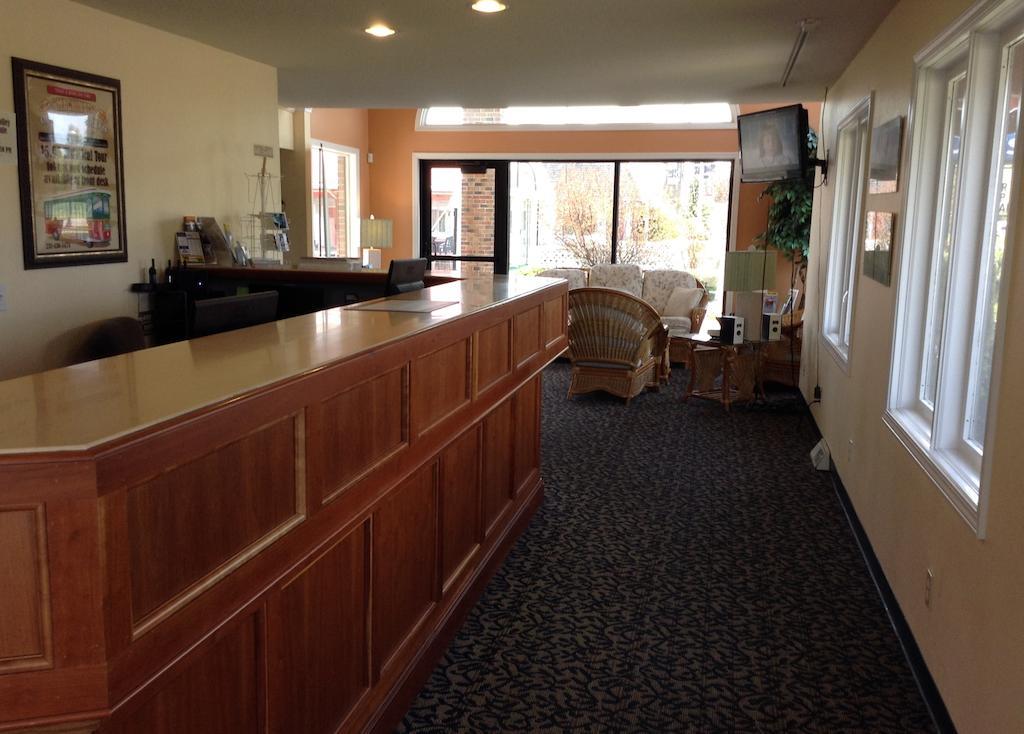 Days Inn By Wyndham Mackinaw City - Lakeview Exterior photo